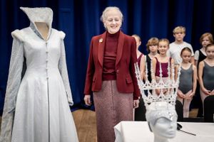 Dronning Margrethe er mødt op til første arbejdsdag på "Snedronningen", og på trods af at hun efterhånden er blevet en erfaren scenograf og kostumedesigner, er nerverne en fast følgesvend.