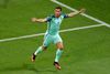 Cristiano Ronaldo jubler, efter at han har bragt Portugal på 1-0 i EM-semifinalen mod Wales. Foto: Michael Sohn/AP
