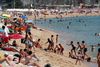 Tyskland har mandag varslet, at man vil gøre det til en pligt at blive testet for coronavirus, hvis man vender hjem fra et område, der defineres som højrisiko - eksempelvis i Barcelona, hvor der for tiden er dejligt badevejr. Foto: Albert Gea/Reuters