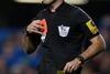 Den engelske dommer Mark Clattenburg er klar med kortene i et opgør i Premier League mellem Chelsea og Manchester United. Nu er der givet grønt lys for, at man kan »eksperimentere« med videogengivelser, der kan lette dommerens analyse og bedømmelse af komplekse situationer. Foto: Kirsty Wigglesworth/AP