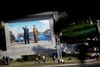 Far og søn, de nu afdøde Kim Il Sung (tv.) og Kim Jong Il, overvåger stadig dagligdagen i Nordkoreas hovedstad, Pyongyang. Nu er det Kim Jong-un, der styrer landet – med samme barske iver som sin far og farfar. Foto: Wong Maye-E/AP