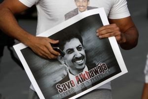 En demonstrant i Bahrain viser sin støtte til den danske statsborger og menneskerettighedsforkæmper Abdulhadi al-Khawaja under en protest i 2012, som endte med at blive opløst af politi med tåregas og chokgranater. Foto: Hasan Jamali