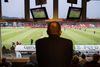 Silkeborg IF’s direktør, Kent Madsen, har oplevet en ny hverdag for klubben under den nye superliga-struktur. Her ses han som iagttager af en kamp under Silkeborgs jagt på Superligaen i sidste sæson. Foto: Polfoto