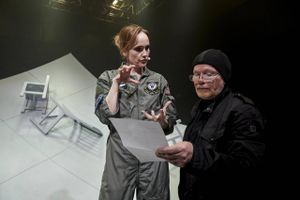 Lars Junggren instruerer Kaja Kamuk, der spiller den stærke pilotkvinde, der ryger deroute, da hun vælger mand og barn. Foto: Claus Bonnerup
