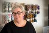 Dorrit er 53 år, bor med sin mand i Almind og står bag virksomheden Ladybug Yarn, der har over 19.000 følgere på Instagram. Den fik CVR-nummer i 2019, og nu lever hun af den. Foto: Emma Amalie Oxenbøll