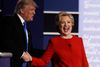 Donald Trump og Hillary Clinton hilste høfligt inden debatten, men da den var i gang gik de hårdt til hinanden. Foto: Julio Cortez/AP