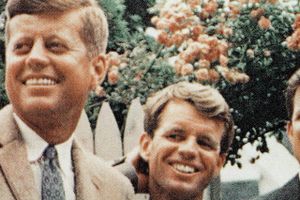 Hidtil hemmeligholdte FBI-filer afslører intime detaljer om Kennedy-brødrene.