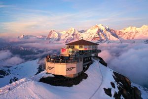 
Gennem 50 år har den roterende restaurant Piz Gloria lokket James Bond-fans fra hele verden til Schilthorn-bjerget i Schweiz. Jyllands-Posten var med, da fans og stjerner fejrede rundt 007-jubilæum på et af filmseriens mest berømte optagesteder.