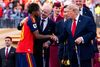 Gianni Infantino er blandt andet blevet kritiseret for at have et for tæt forhold til USA's præsident, Donald Trump. Her hilser de to herrer på det spanske stjernefrø Lamine Yamal. Foto: David Ramos/Getty Images via AFP