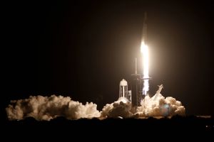 Det er natten til mandag lykkedes at sende fire astronauter med SpaceX-raketten. Næste stop rumstationen ISS.