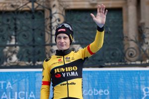 Den danske cykelstjerne Jonas Vingegaard tog søndag sig tredje etapesejr i træk i Spanien.