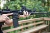 En AR-15 angrebsgevær. Ved at påsætte en såkaldt "pump stock" kan geværet omdannes til et fuldautomatisk våben. Foto: AP/Lisa Marie Pane