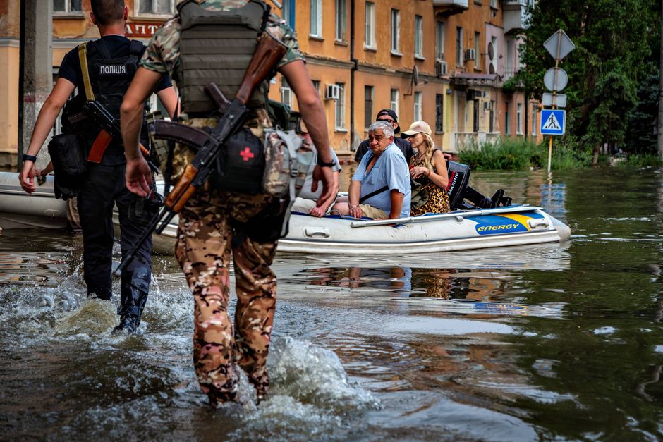 Hundredvis af kvadratkilometer i det sydlige Ukraine ligger under vand i omfattende oversvømmelser. Jyllands-Postens korrespondent rapporterer via video fra centrum af det ramte område.