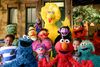 Når små børn ser fjernsyn skal de se stimulerende programmer sammen med voksne. Det kunne for eksempel være Sesame Street, skriver ny rapport fra amerikanske børnelæger. Foto: Zach Hyman/AP