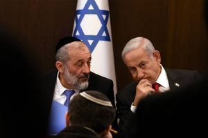 Af Israels 11 højesteretsdommere mener ti, at lederen af det ultraortodokse Shas-parti ikke kan være minister.