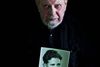 Den 89-årige Knud Nielsen med et billede af sig selv, fra da han var aktiv i NSU. Han står ved sine handlinger under krigen, men i dag vil Knud Nielsen ikke kalde sig nationalsocialist. Han mener, at nationalsocialismen i bund og grund var et tilfældigt sammenkog af ideer plukket hist og pist. Tosserier