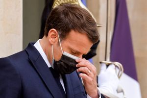 Den franske præsident Emmanuel Macron faldt for fristelsen - han skal jo genvælges om et år - til ikke at tage eksperternes advarsler om en tredje coronabølge alvorligt. Det bøder han - og den franske befolkning - for nu. Foto: Ludovic Marin/AFP