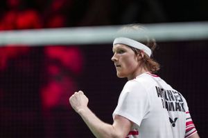 I en gentagelse af sidste års finale gik Anders Antonsen videre i Denmark Open ved at slå Rasmus Gemke.