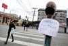 Ansigtsmasker er sat til salg i Los Angeles. Californien har indført påbud om ansigtsbeskyttelse. Foto: Mario Tama/AFP