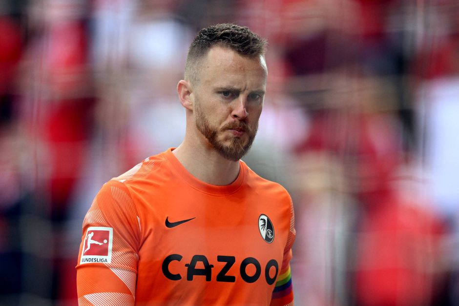 Hollandske Mark Flekken skifter fra Freiburg til Brentford, der giver målmanden en fireårig kontrakt.