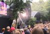 Med en blå kasket og en polkaprikket poloen gjorde Burhan G fredag sin entre på Smukfests Bøgescene. Foto: Kristian K. Jørgensen