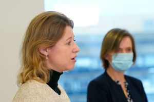 Minister vil gennemføre gudstjenester under skærpede retningslinjer. Partifælle opfordrer til at blive hjemme.