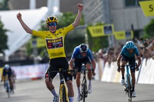 I sin gule trøje fra Tour de France vandt Jonas Vingegaard opvisningsløbet Singapore Criterium. 