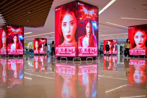 Seoul er k-poppens ubestridte centrum. Her kan man komme tæt på sine idoler inden for et popkulturfænomen, der har gået sin usandsynlige sejrsgang over hele verden. 