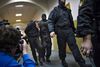Den hovedmistænkte bag Nemtsov-mordet, Zaur Dadaev, føres bort fra retten efter afhøringen søndag. Foto: Ivan Sekretarev/AP