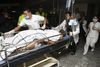 Den 27-årige fodboldspiller Alan Ruschel fragtes til hospitalet i Medellin. Foto: MD CB/AP