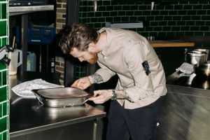 Seks danske restauranter er så bæredygtige, at de har fået Michelin-guidens nye, grønne stjerne. Men der er ingen konkrete kriterier bag anerkendelsen, og det møder kritik fra Forbrugerrådet Tænk, som også mener, det kan give et indtryk af greenwashing, når kun Michelin-restauranter kan modtage den grønne stjerne. 