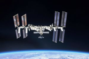 Ifølge Nasa har Den Internationale Rumstation (ISS) gennemført 25 undvigelsesmanøvrer mellem 1999 og 2018 hovedsageligt på grund af rumaffald. Arkivfoto: Handout/Reuters