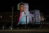 Dette er blot et af de billeder af Donald Trump og Jeffrey Epstein, der kunne ses på slottets facade. Foto: Phil Noble/Reuters