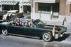 Præsident John F. Kennedy, førstedame Jacqueline Kennedy samt Texas guvernørpar John og Nellie Connally på vej gennem Dallas i en åben limousine kort før attentatet. Foto Bettmann/CORBIS