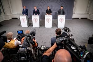 Til toner i mol fremlagde fire topministre onsdag eftermiddag et forslag, hvor staten kan ende med at lægge milliarder af kroner ud for danskernes stigende energiregninger. En ekspert er bekymret for, om vi med forslaget vil skrue nok ned for radiatoren og lyset. Imens tegner der sig et billede af svære forhandlinger, hvor både støttepartier og oppositionen kræver flere tiltag under energikrisen.