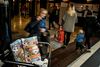 Jyllands-Posten har lagt 50 gratis eksemplarer af Se og Hør frem på banegården i Aarhus. Bladene forsvinder på få minutter, men det er svært at få en af de danskere, der tager bladet med på farten, til at svare på, hvorfor de læser bladet. Fotos: Michael Hansen