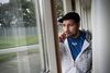 Sharvin Shojaei er blandt de få, der frivilligt er gået op i bussen og kørt til Kærshovedgård imellem Ikast og Brande. De, der er taget med, tilhører den lille gruppe, der rent faktisk overholdt opholds- og meldepligten i Center Sandholm, siger han. Foto: Gregers Tycho