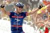 Fra 1999 til 2004 betalte det amerikanske postvæsen omkring 30 mio. dollars som hovedsponsor for Lance Armstrongs cykelhold. Her vinder Armstrong en etape i Tour de France i 2004. Foto: Peter Dejong