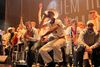 Tobias Rahim i selskab med AGF's guld på scenen på Tangkrogen. Foto: Sten Brøgger