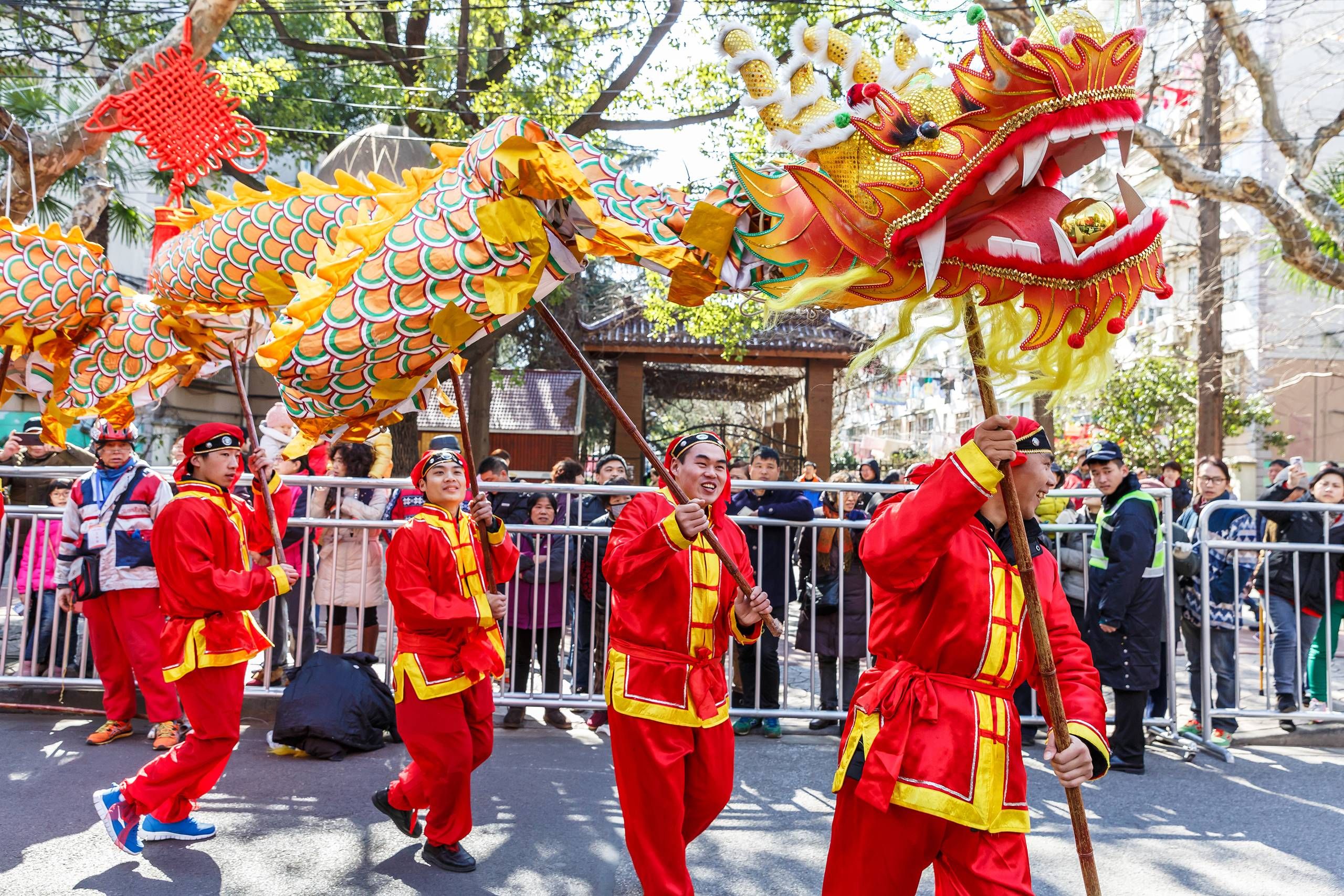 Den kinesiske nytårsfest er først ved at starte: Rottens år fejres med dragedans i