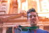 Andreas von der Heide med sin medalje foran oldtidsbyen Petra i Jordan. Foto: Kristoffer Aabo