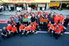 Der var Colgate-smil i foran Haas-garagen efter at teamet fik to kørere i pointene. Team-ejer Gene Haas mellem sine to kørere. Foto: Haas F1 Team