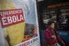 Et skilt i Madrid med en tekst, der beder om flere penge til indsatsen mod ebola.