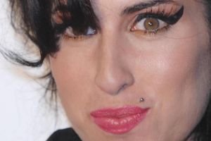 Amy Winehouse får nu en sidste chance for at gøre indtryk på hitlisterne.