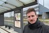 Christopher Bering Baden ved letbanestoppet ved Lisbjergskolen. Letbanestoppet har været ude af drift siden april 2025. Foto: Privat