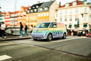 VW’s første fuldt elektriske minibus begynder at tage form. Forleden var bilen på charmeoffensiv i København. Vi tog en runde i ID. Buzz, der formentlig er en afløser for de populære familieflyttere VW Touran og VW Sharan.