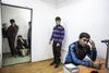 Netop ankomne udvandrere, de fleste fra Syrien og Afghanistan, bliver registreret på en grænsepolitistation i bulgarske Elhovo. Bulgariens asylsystem er overbebyrdet af asylansøgere. Foto: Jodi Hilton/NurPhoto/Zumapress