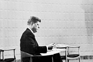 John F. Kennedy læste op på, hvad der gik galt i Første Verdenskrig, og kunne derfra forhandle med Khrusjtjov og undgå en atomkrig ved at trække raketter tilbage fra Tyrkiet. Ligeledes bør Vesten nu give Putin en håndsrækning, så han kan redde æren i Ukraine, mener Gorm Harsten. Arkivfoto
