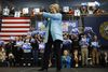 Flere politiske kommentatorer har rådet Hillary Clinton til helt at opgive New Hampshire og koncentrere sig om andre stater, da hun er klart bagud i meningsmålingerne. Den tidligere udenrigsminister har dog alligevel valgt at blive i staten.