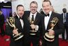 Aaron Paul, Vince Gilligan og Bryan Cranston fremviser deres Emmy-statuetter.